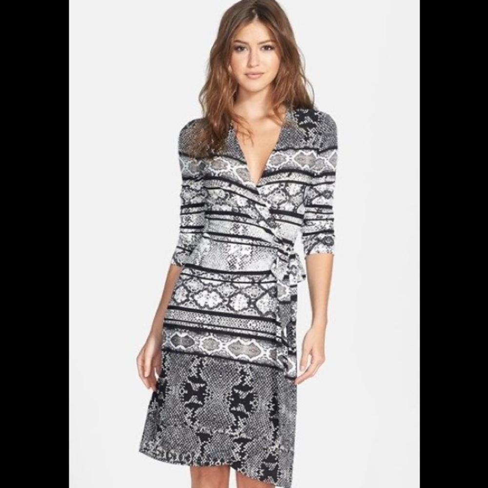 BCBG MAXAZRIA 💥 Snake Print Wrap Dress